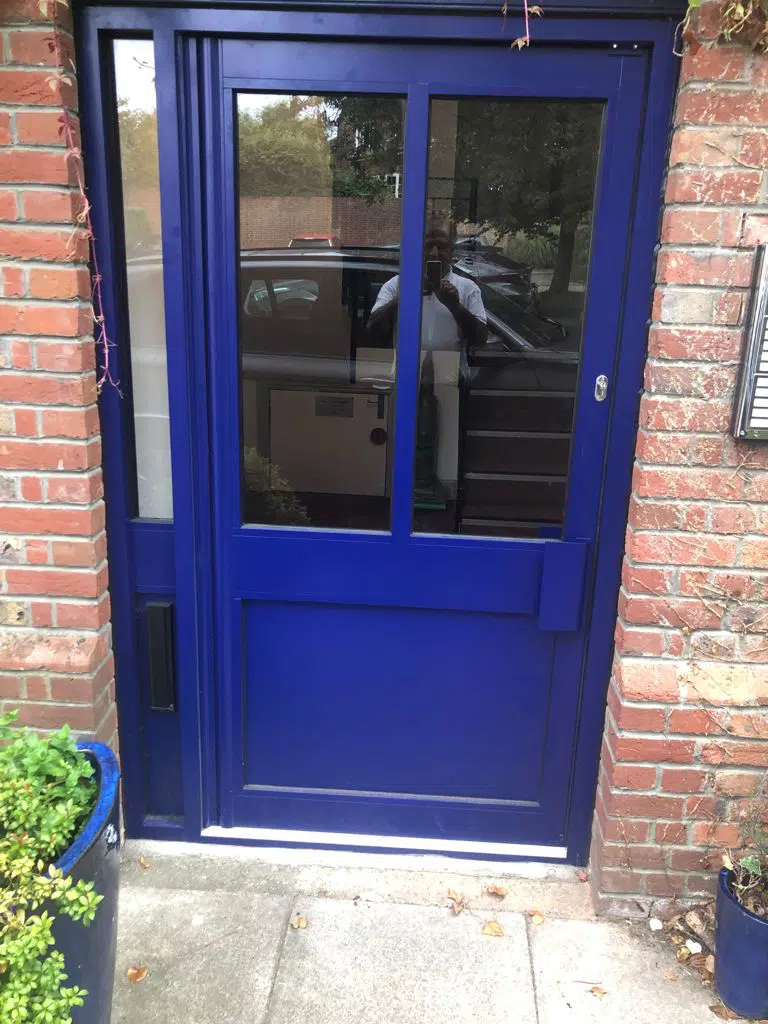 Commercial aluminium door with narrow side panel and pad handles